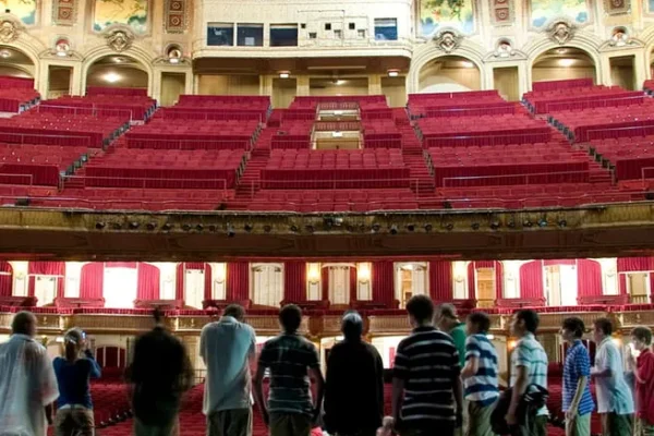 The Chicago Theatre Tour Experience